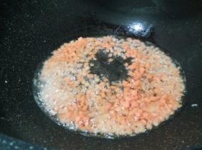 下胡萝卜煸炒，煸炒至断生