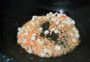 下年糕粒翻炒变软，