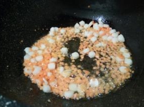 下年糕粒翻炒变软，