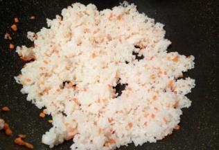 下米饭不断翻炒变散