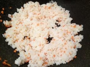 下米饭不断翻炒变散