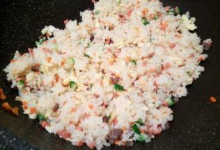 最后加炒好的鸡蛋，黄瓜，火腿肠，酱牛肉翻炒