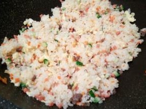 最后加炒好的鸡蛋，黄瓜，火腿肠，酱牛肉翻炒