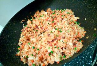 加三勺生抽，翻拌均匀，撒葱花起锅。