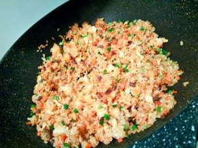 加三勺生抽，翻拌均匀，撒葱花起锅。