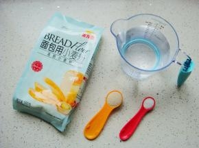 配料称好备用。