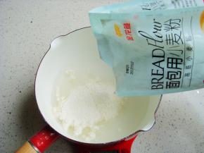 小锅里倒入200克清水（分量内），倒入40克金龙鱼高筋小麦粉（分量内）。