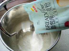 搅拌盆里倒入金龙鱼高筋小麦粉。