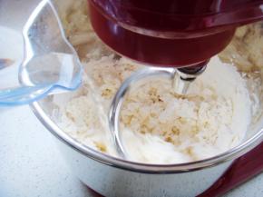 加入剩余的清水开始和面。