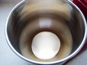 面团非常的光滑细腻，和团即可无需出膜。盖上保鲜膜放置温暖处发酵两倍大（时长约90分钟）。