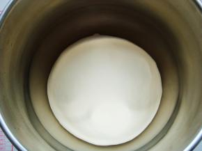 发酵至两倍大，手指沾少许的干面粉扎孔，不回缩就发酵好了。