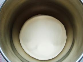 发酵至两倍大，手指沾少许的干面粉扎孔，不回缩就发酵好了。