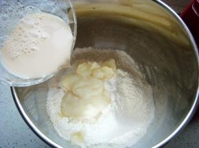 倒入汤种加入盐，酵母粉用少量温水（分量内）融化倒入面粉中。