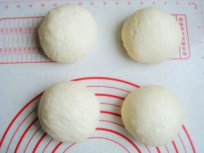 面团平均分成4个小剂子揉圆。（一个约200克）