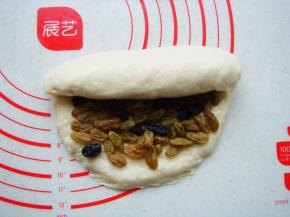 由上至下一边卷两端一边向里收。