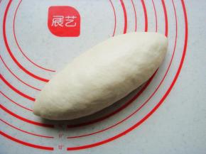 粘合好封口向下放，整理成橄榄形状。