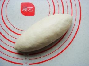 粘合好封口向下放，整理成橄榄形状。