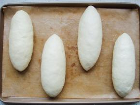 依次做好，放入烤盘中。盖上保鲜膜开始第二次发酵。（时长约40分钟）