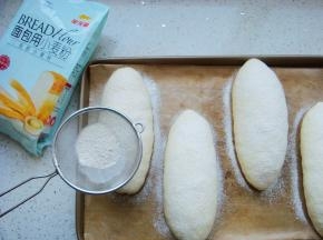 用小筛子撒上薄薄的一层干面粉。