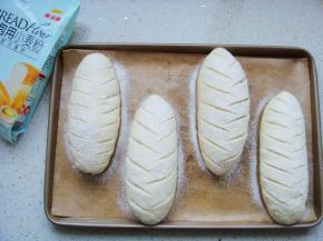 用锋利的刀片割出喜欢的花纹。