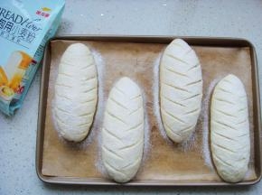 用锋利的刀片割出喜欢的花纹。