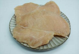 鸡胸肉洗净，横向对半分两片