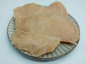 鸡胸肉洗净，横向对半分两片