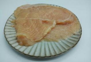 用刀背轻轻拍打，使其肉质松软，也便于入味