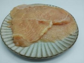 用刀背轻轻拍打，使其肉质松软，也便于入味