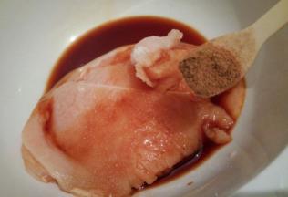 十三香，盐少许，用手给鸡胸肉按摩2分钟，腌制10分钟左右