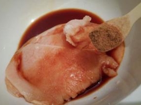 十三香，盐少许，用手给鸡胸肉按摩2分钟，腌制10分钟左右