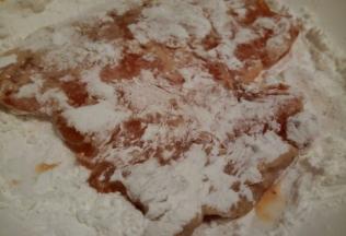 腌制好的鸡胸肉依次裹一层玉米淀粉