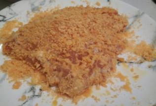 轻轻拍打上一层面包糠