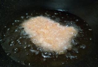 锅里倒油，油加热到筷子放下去，筷子周围马上冒泡泡就可以，把裹好的鸡胸肉放下去炸