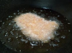 锅里倒油，油加热到筷子放下去，筷子周围马上冒泡泡就可以，把裹好的鸡胸肉放下去炸