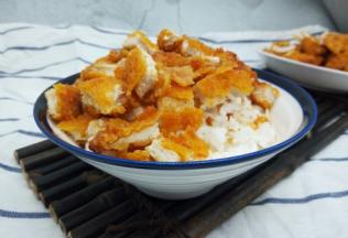 米饭一碗，铺上切好的鸡排