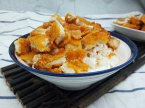 米饭一碗，铺上切好的鸡排