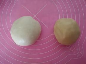 油皮材料放盆内揉成光滑的面团，油酥材料入盆内搅拌成面团，盖保鲜膜静置30分钟。