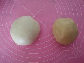 油皮材料放盆内揉成光滑的面团，油酥材料入盆内搅拌成面团，盖保鲜膜静置30分钟。