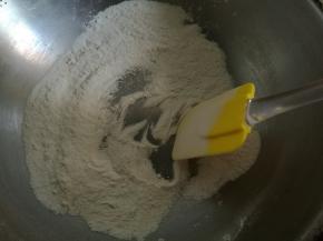 醒面期间炒制糯米粉，锅烧干不放油小火炒熟糯米粉至淡黄色即可。