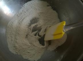 醒面期间炒制糯米粉，锅烧干不放油小火炒熟糯米粉至淡黄色即可。