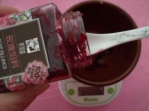 玫瑰花酱取150克。