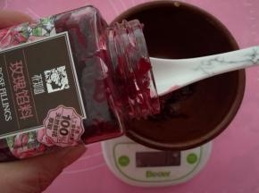 玫瑰花酱取150克。