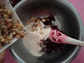 加入切碎的熟核桃仁，糯米粉、牛奶（牛奶适量添加，能成团可以不放）。