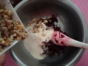 加入切碎的熟核桃仁，糯米粉、牛奶（牛奶适量添加，能成团可以不放）。