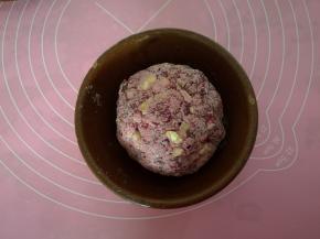 用手抓捏成团。