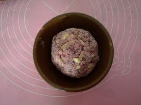 用手抓捏成团。