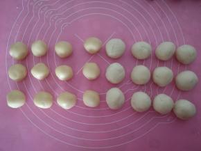 油皮分成9份（约18克左右），油酥分成9份（约13克每个），分别揉圆。