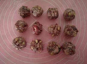 馅料分成大约9份揉圆（约23克每个）。