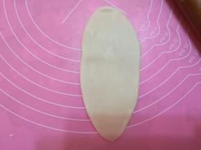 翻过来，擀长。